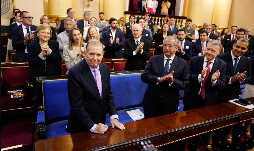 Debido a la imposibilidad de asistir a la ceremonia, el mensaje de agradecimiento de Machado fue leído por Tomás Arias, secretario político de Vente España. Foto: @NotiExpressColo