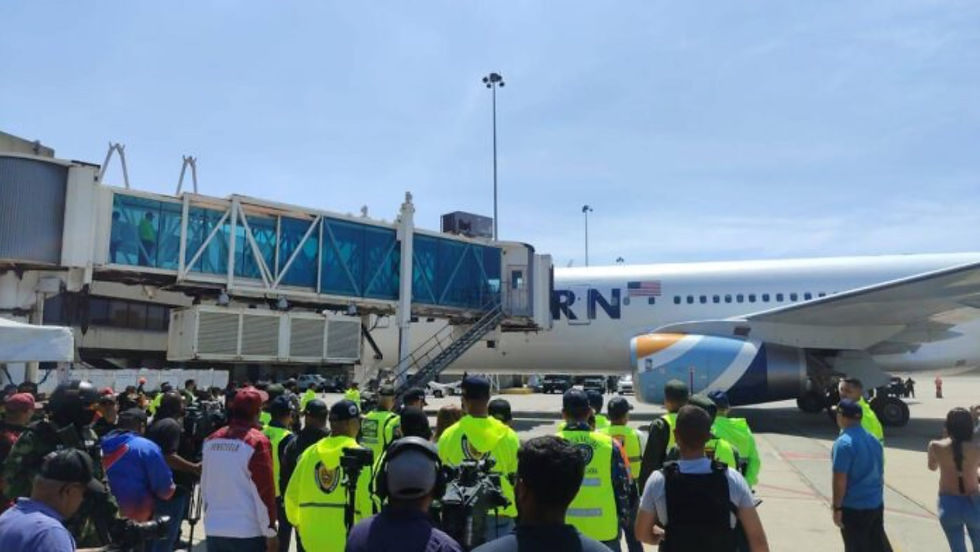 Los venezolanos llegaron a bordo de un avión de una línea estadounidense. Foto: Agencias