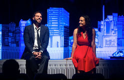 Dos almas contrapuestas se entrelazan en una azotea