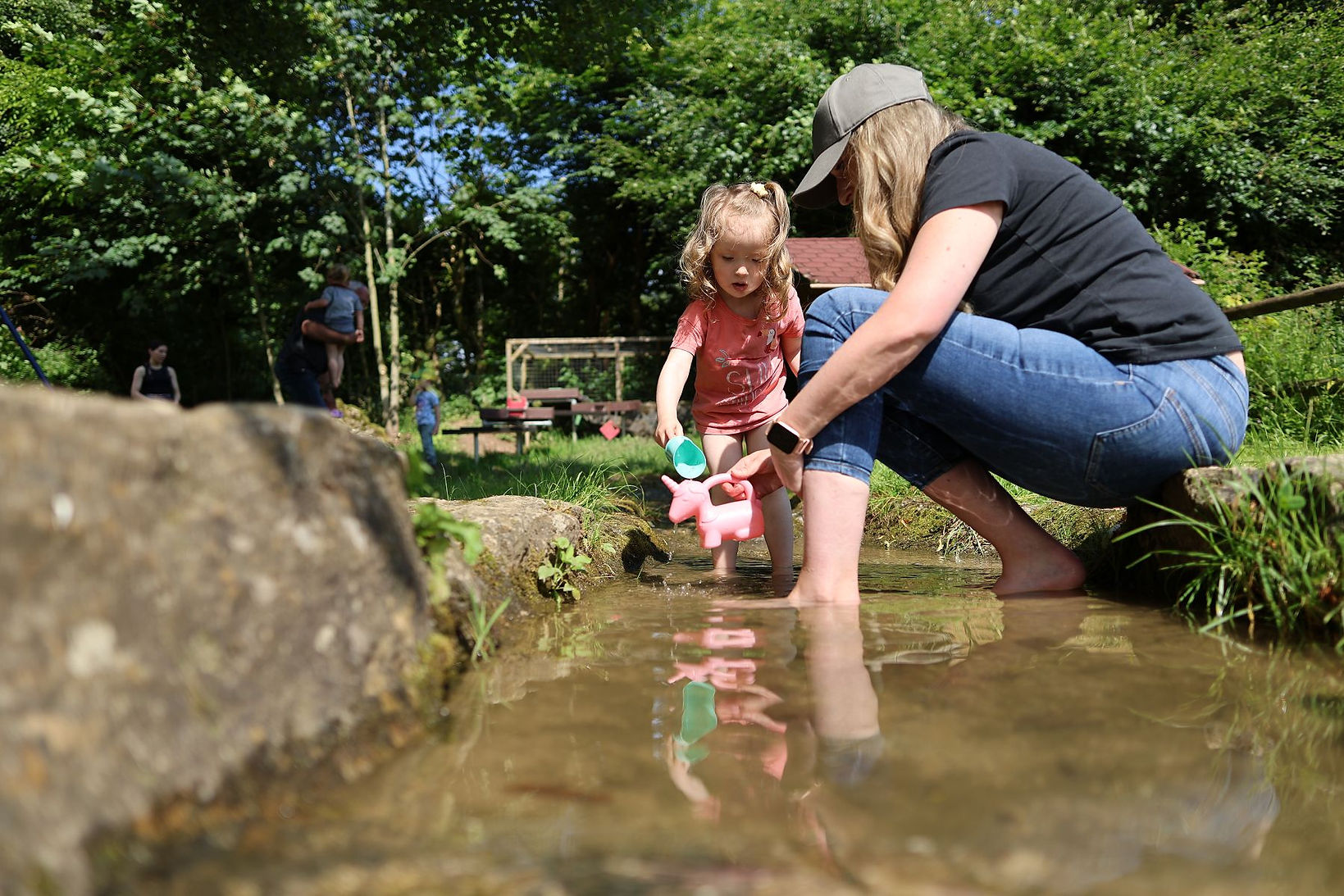 Wasserspielplatz Bachlauf Ferienhof Feinen Fleringen Urlaub auf dem Bauernhof Reiturlaub E