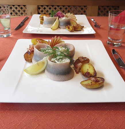 Haus am Berg Hotel Ferienwohnungen buchen Urlaub Wandern Natur Eifel Prümzurlay Bitburg