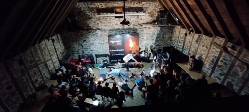 Pourquoi l’hypnose est l’animation préférée des campings en été ?