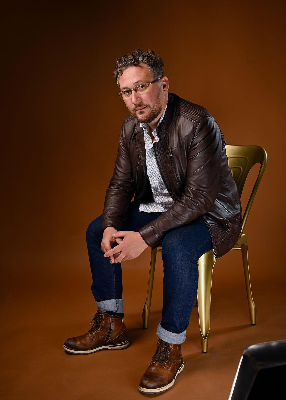 Romuald SCHAEFFER, fondateur de S'consult Events, assis sur une chaise