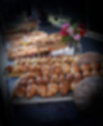 Croissant, pain au chocolat et galette à sucre sur un buffet pour un événement dans les Ardennes