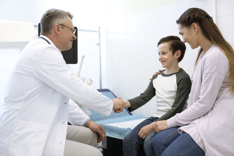 Ärztin im Behandlungsgespräch – Berufshaftpflicht in der Medizin