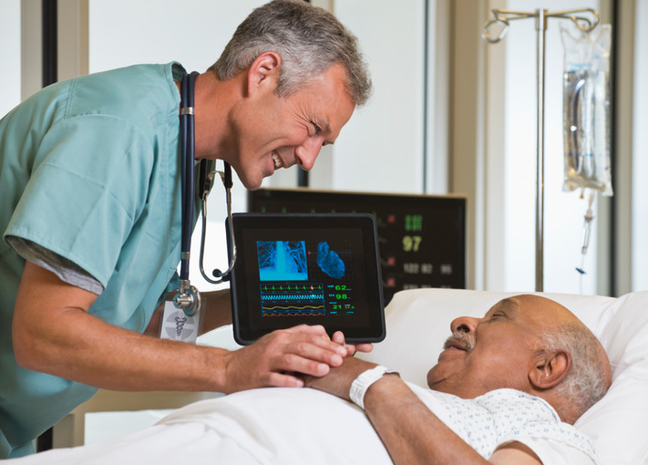 Arzt im Patientengespräch – Krankentagegeld für privat Versicherte