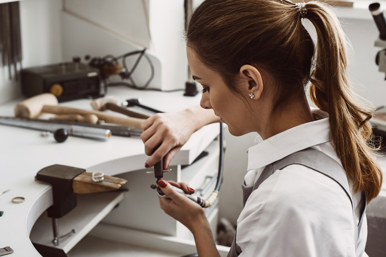Handwerkerin bei der Arbeit – Zusatzleistungen für Physiotherapie und Vorsorge