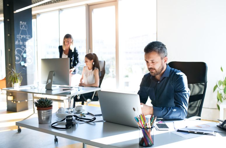 Team im Büro – Vertragsrahmen als Halt in schwachen Börsenphasen
