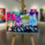 Quadro graffiti con personaggio sorridente in galleria