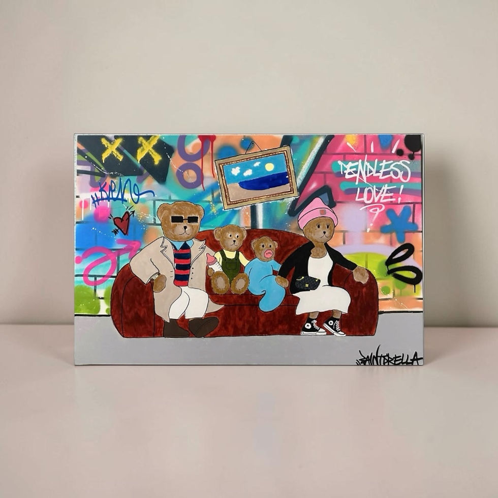 Miniatura: Famiglia di orsi sul divano, sfondo graffiti con scritta.