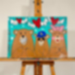 Pittura di tre orsi e cuori alati. Testo: LOVE IS THE ANSWER.