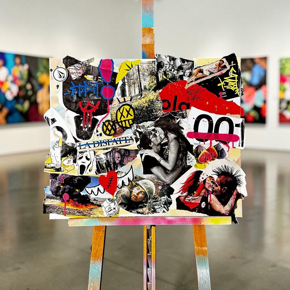 Miniatura: Vivace collage su cavalletto in galleria d'arte.