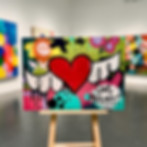 Quadro colorato con cuore rosso, ali e scritta 'LOVE THERAPY!'