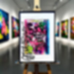 Quadro astratto colorato su cavalletto in galleria.