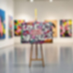 Quadro LOVE IS ALL WE NEED su cavalletto in galleria