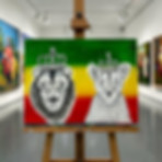 Dipinto di due leoni incoronati su sfondo Rasta
