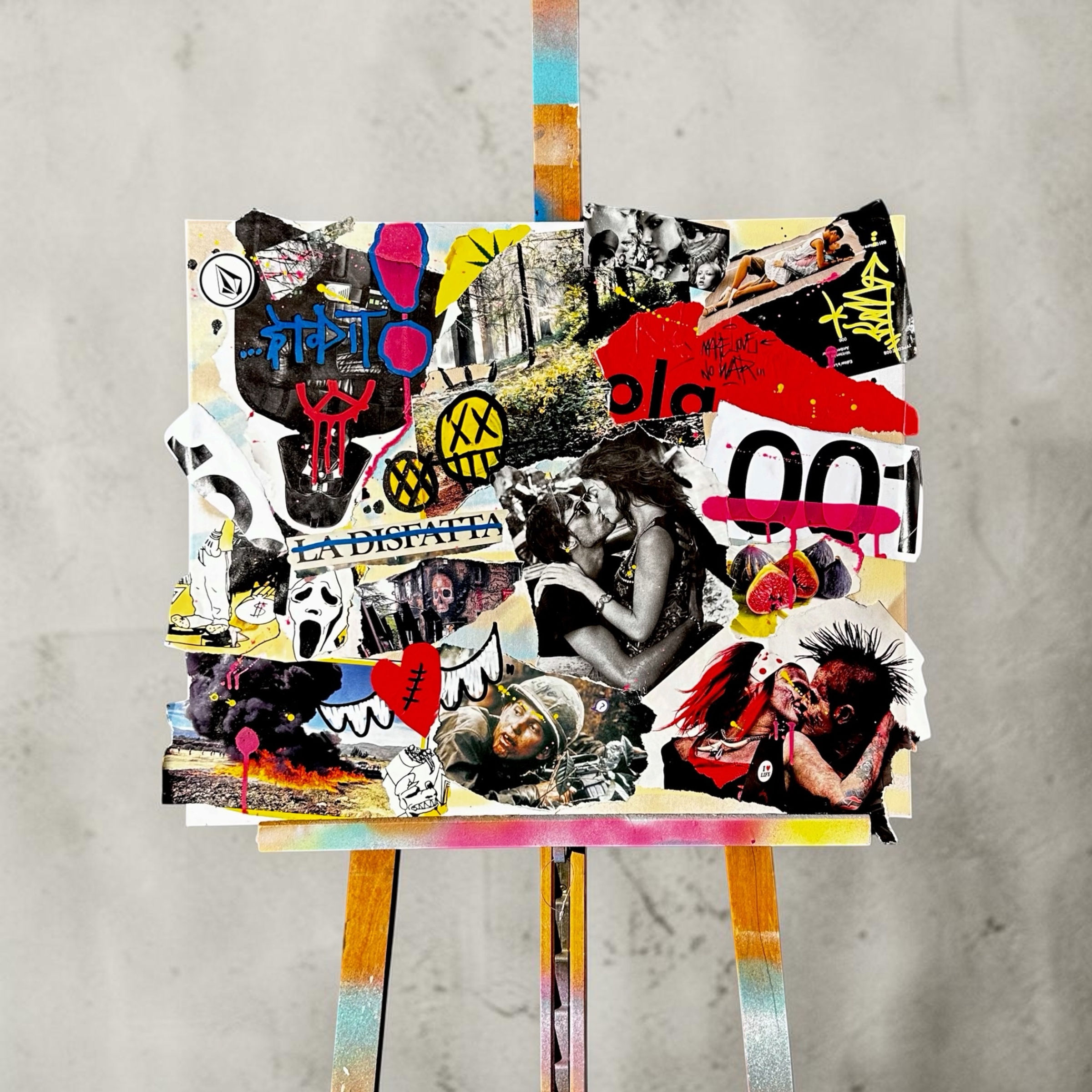 Collage vibrante di figure e scritte su cavalletto
