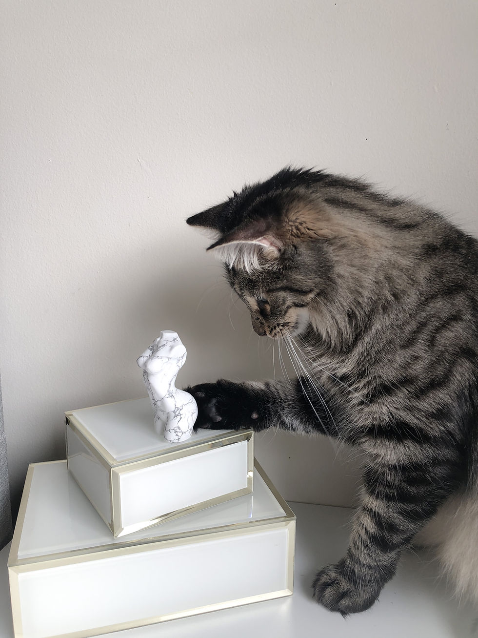 Miniature : Howlite Female Body Sculpture