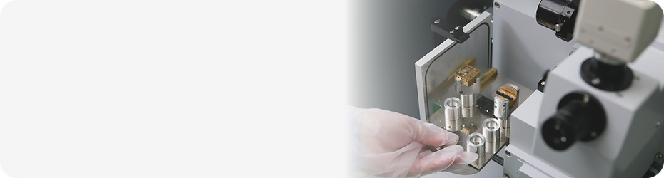 製品を機械にセットする手元