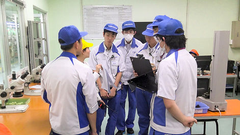 説明を受ける新入社員たち