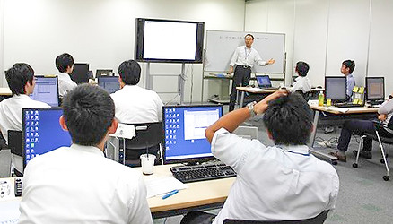 講師の話を聞く社員たち
