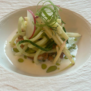 Gebitztes Saiblingstatar mit Buttermilchsoße und frischer Gurke