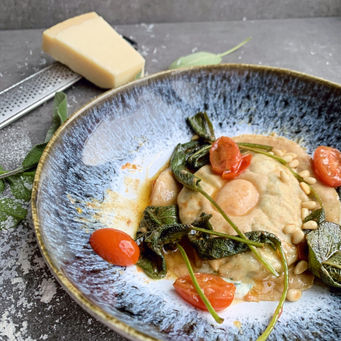 Rezept für hausgemachte Ravioli mit cremiger Ricotta-, Spinatfüllung und frittiertem Salbei