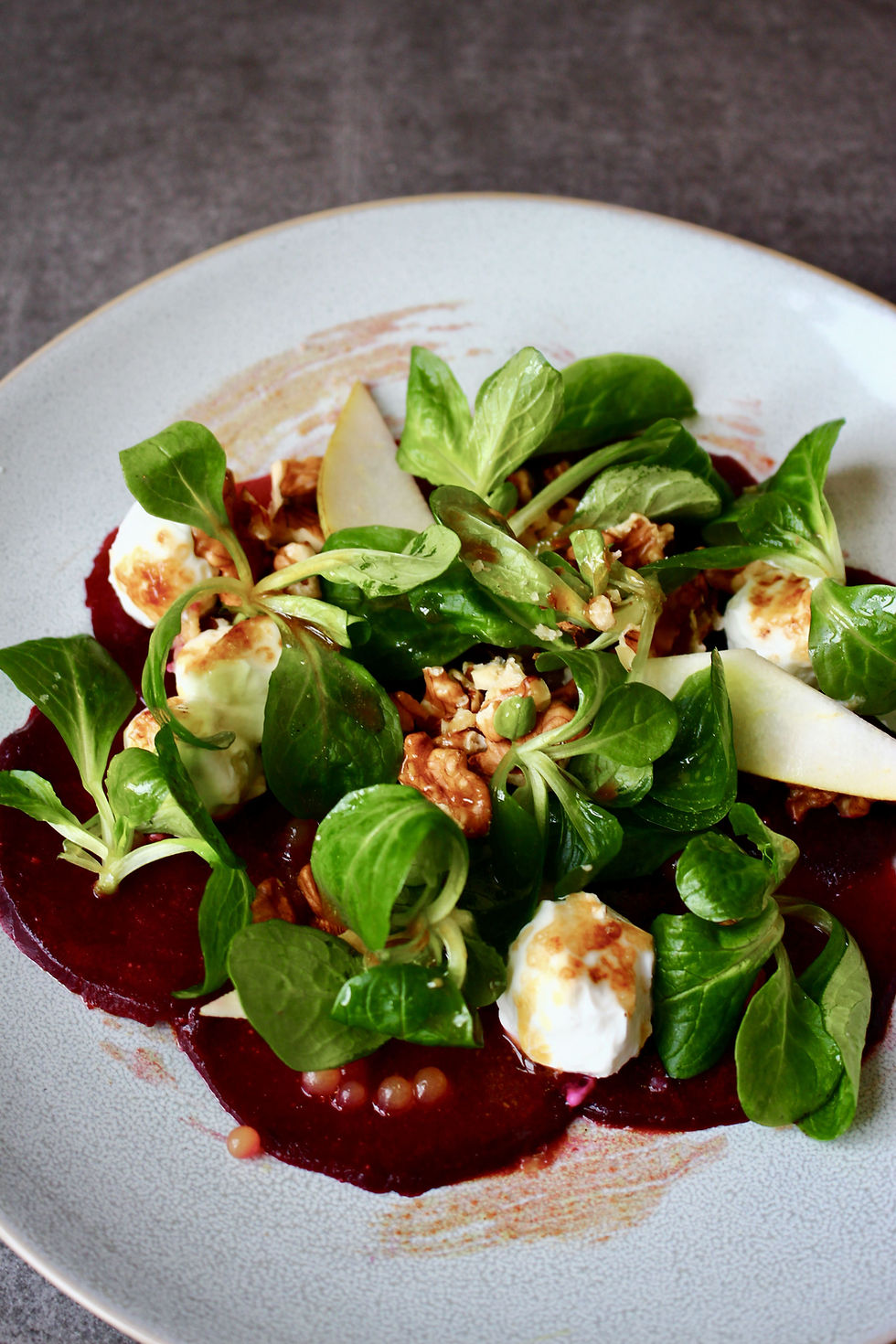 Rote Bete Carpaccio mit Feldsalat und Ziegenkäse