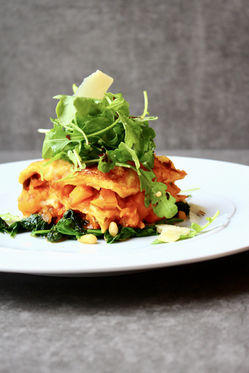 Vegetarische Kürbis Lasagne mit Tomaten Basilikum Béchamel und Büffelmozzarella. Perfekt für die kalte Jahreszeit.