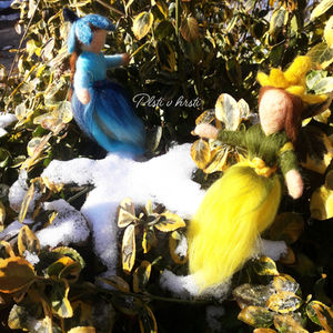 Plstěná Květinová víla s modrými a žlutými šaty a květinovým čepečkem