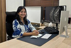 Photo of Dr. Astha Shreyash Khemuka in her chamber in Khemuka Clinic