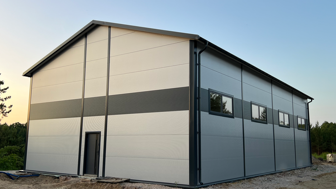 Hala z płyty warstwowej o wymiarach 12x20x6m