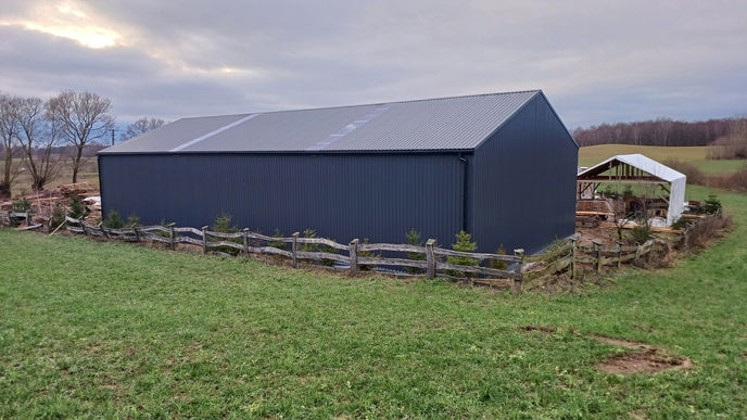 Hala pokryta blachą, o wymiarach 12x25x4,5m