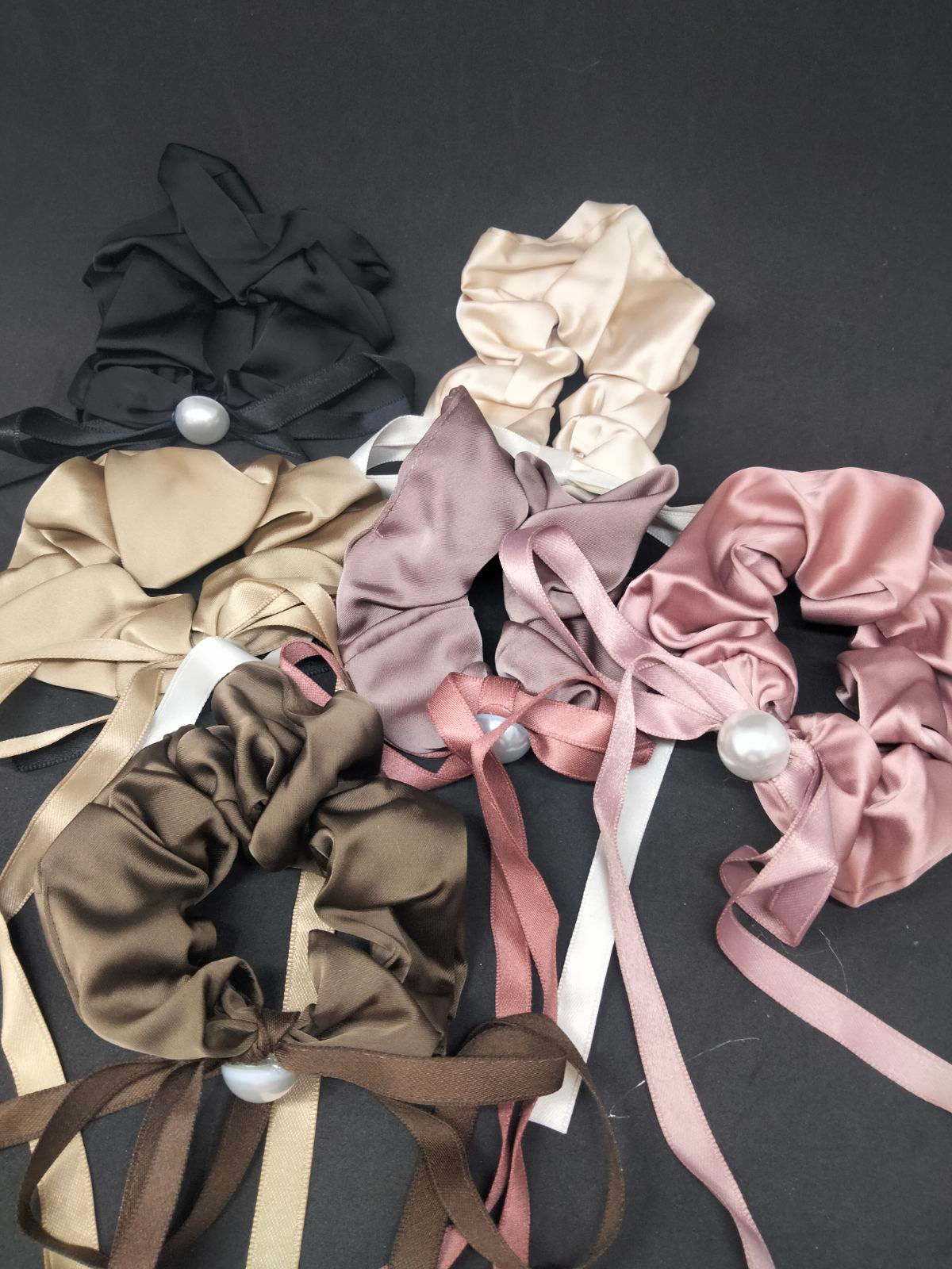 Атласна резинка з перлинкою