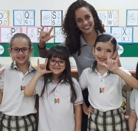 ALUNOS DO ENSINO FUNDAMENTAL ASSISTEM AULAS DE LIBRAS EM ESCOLA DE CARIACICA
