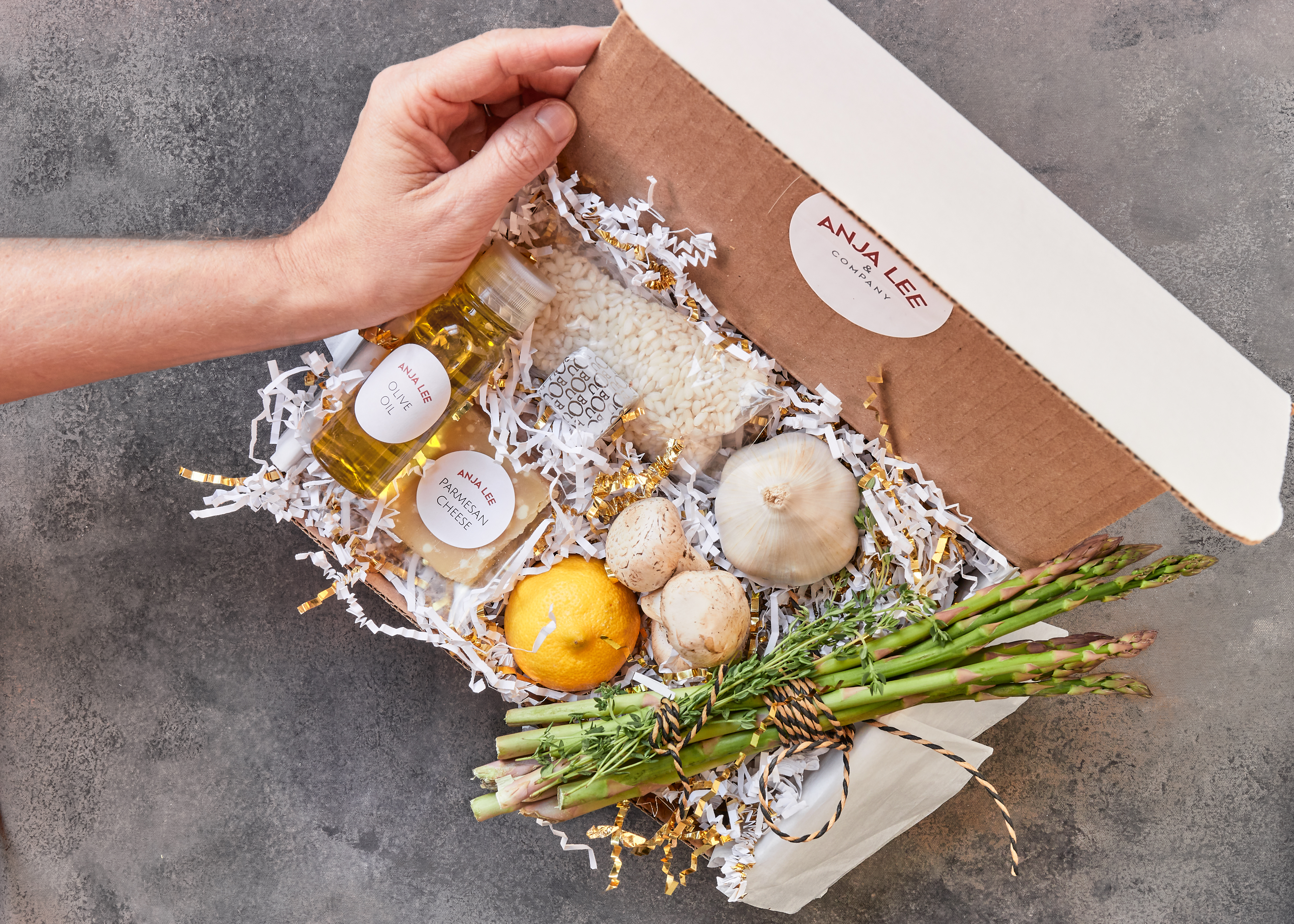 Cooking kit with asparagus, lemon, garlic and mushrooms