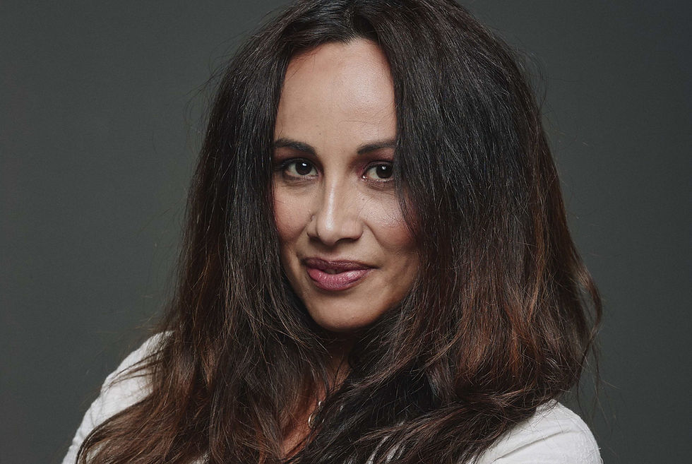 La actriz Isabel Soto comparte su experiencia de maternidad en su canal Just a Mom en YouTube