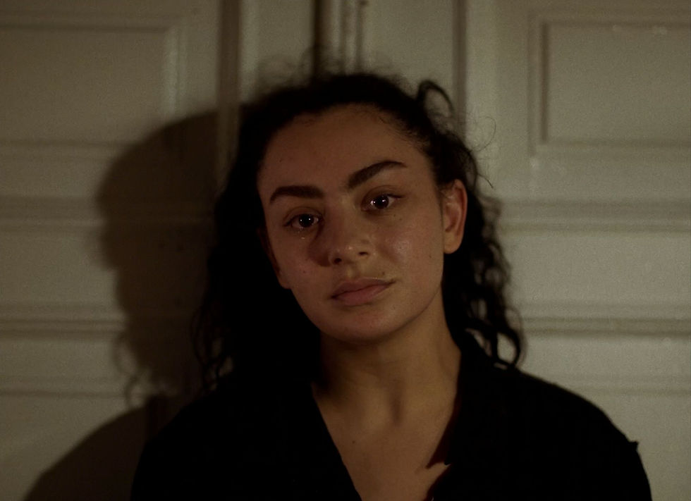 La estrella pop Charli XCX protagoniza y escribe Erupcja que estrena en cines el 3 de julio