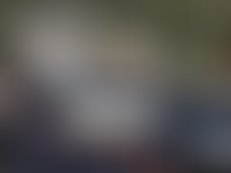 Blitz de trânsito realizada em rodovia movimentada, com agentes de trânsito orientando motoristas e carros formando fila durante fiscalização.