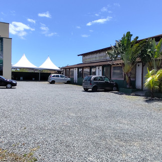 Amplo estacionamento do restaurante e da Pousada Chef Brasil em Barra Velha