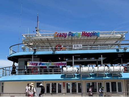 푸꾸옥 크레이지 호핑투어 Crazy Party Hopping 간판이 붙은 2층 배