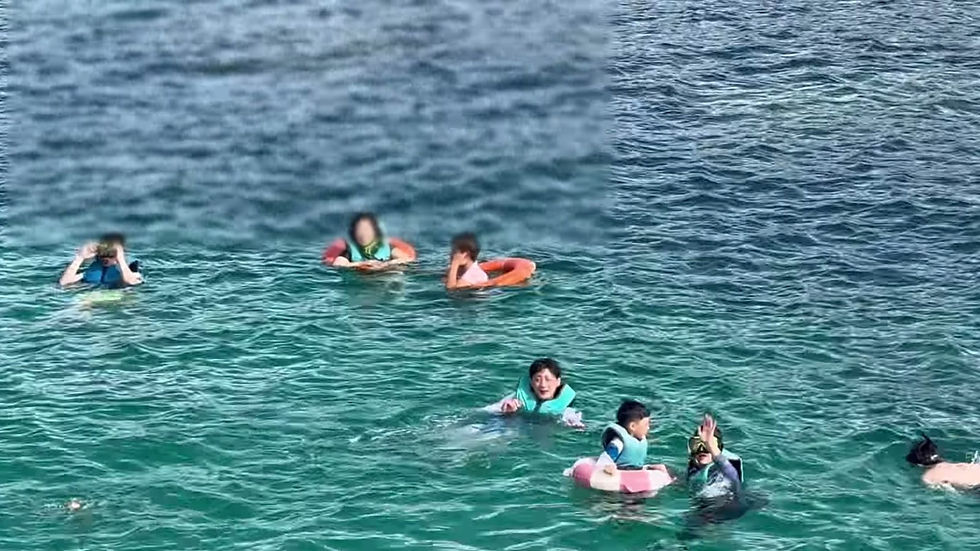 푸꾸옥 크레이지 호핑투어 구명조끼와 튜브를 끼고 물에 떠 있는 사람들