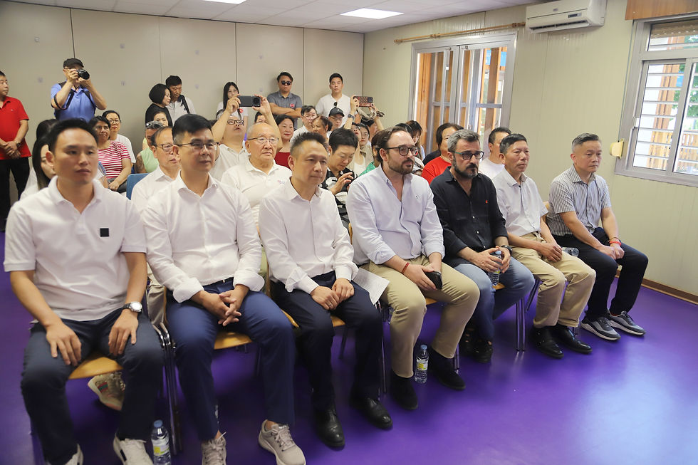 各大旅西侨团和企业代表出席招聘会开幕式。