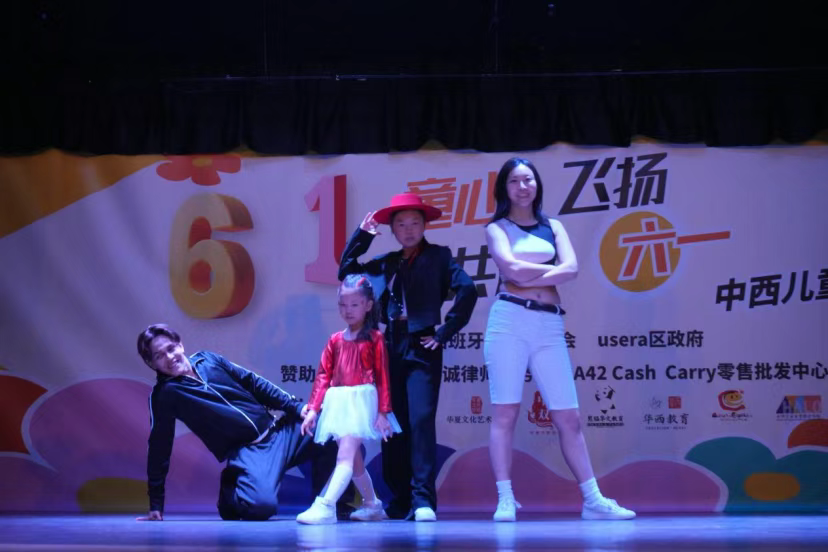 中西文双语学校舞蹈表演《舞动青春》。