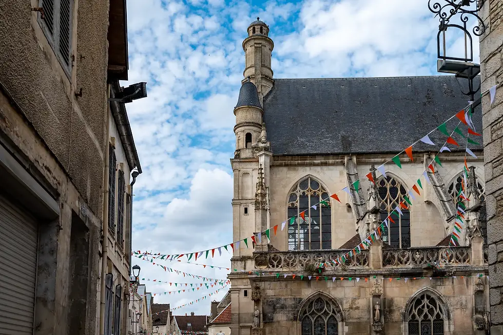 Gotische kerktoren met feestelijke vlaggetjes in het wijndorp Les Riceys, Aube, nabij La Découverte Trouvée