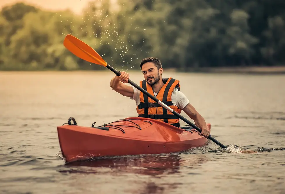 Man peddelt in een rode kajak met reddingsvest op het water bij zonsondergang, kajakken op Lac d'Orient nabij La Découverte Trouvée