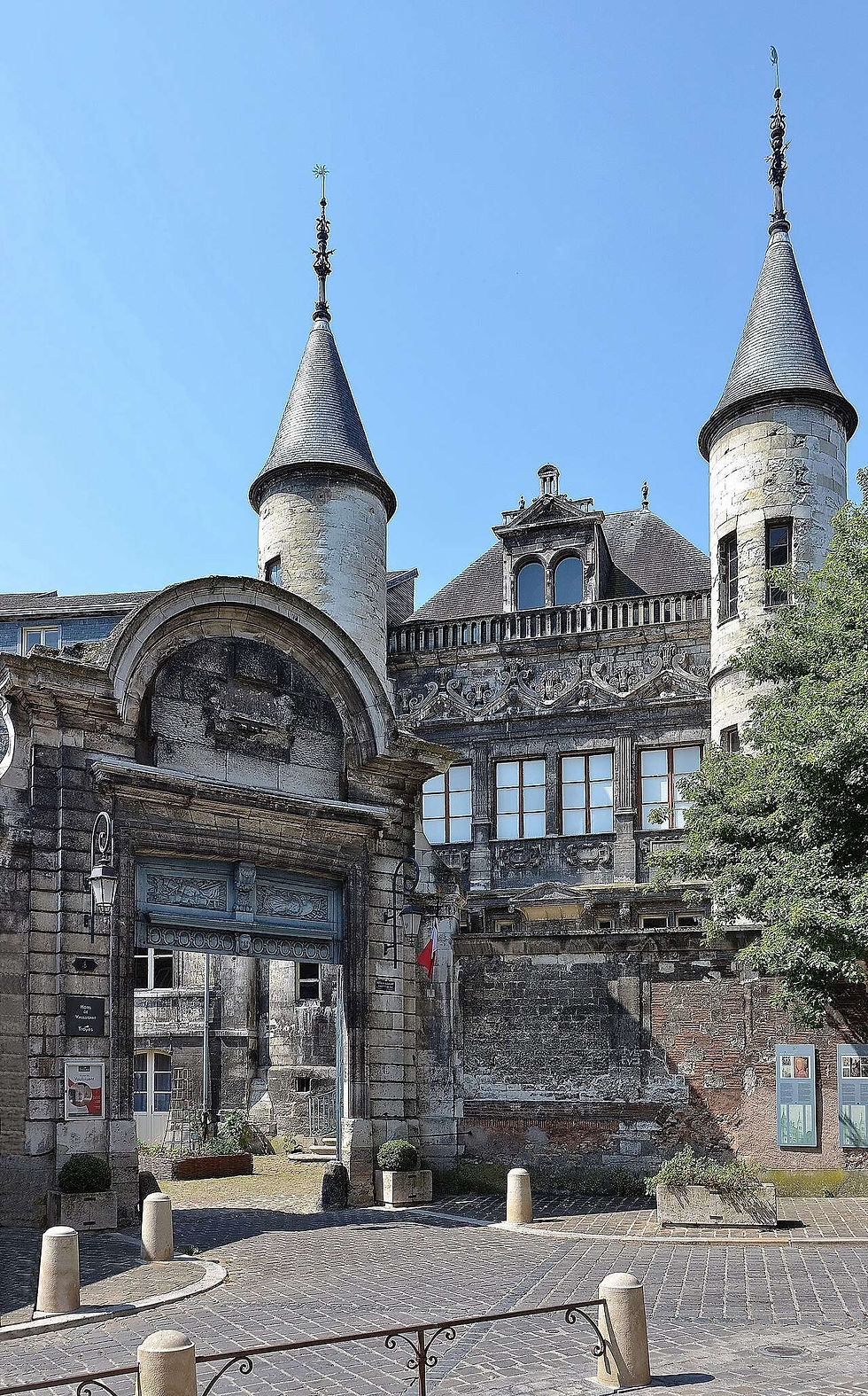 Renaissancegevel met twee ronde torentjes van het Hôtel de Vauluisant in Troyes, museumbezoek nabij La Découverte Trouvée