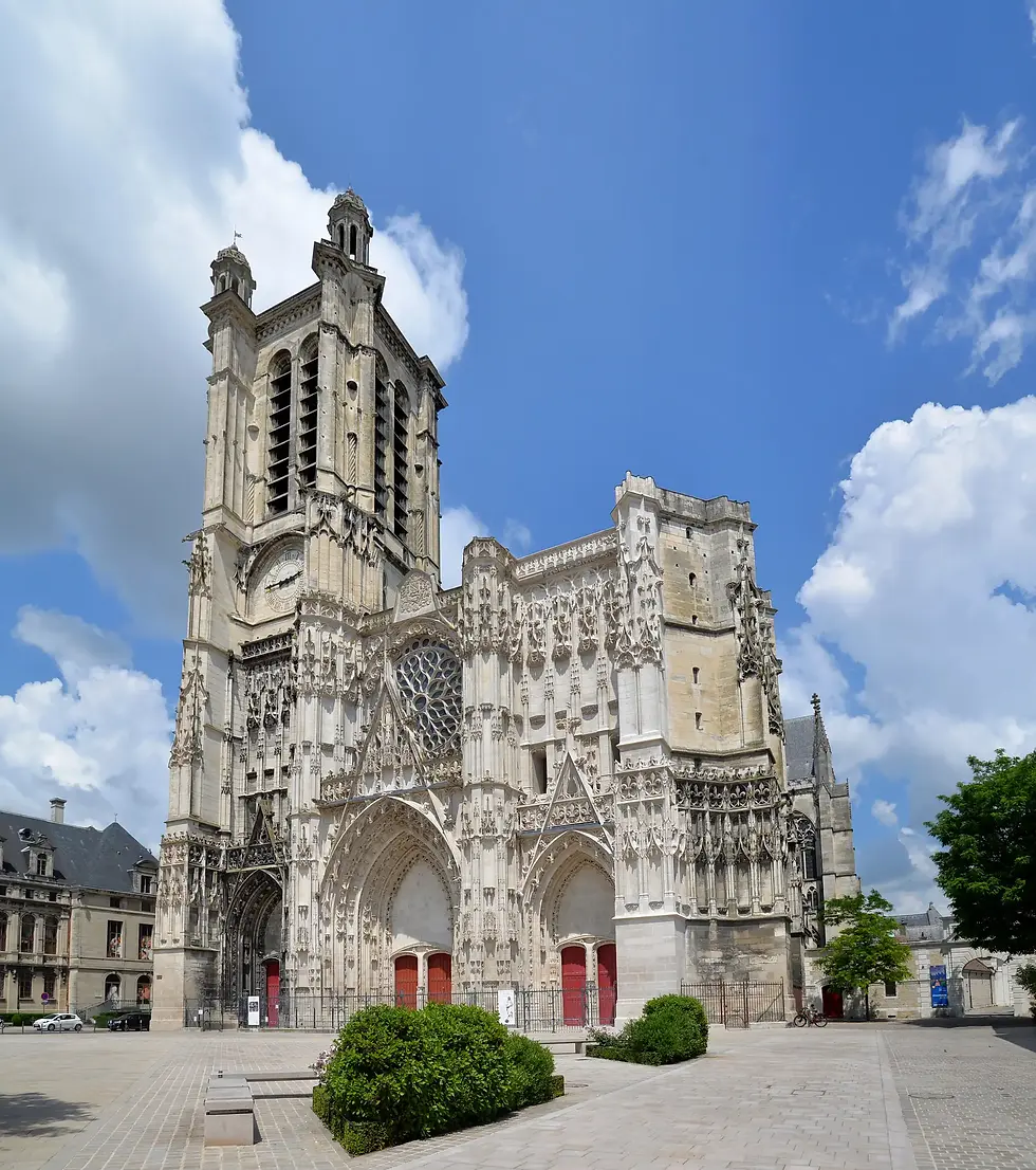 Gotische westgevel van de kathedraal Saint-Pierre-et-Saint-Paul in Troyes met rozetvenster en klokkentoren, kathedraalbezoek nabij La Découverte Trouvée