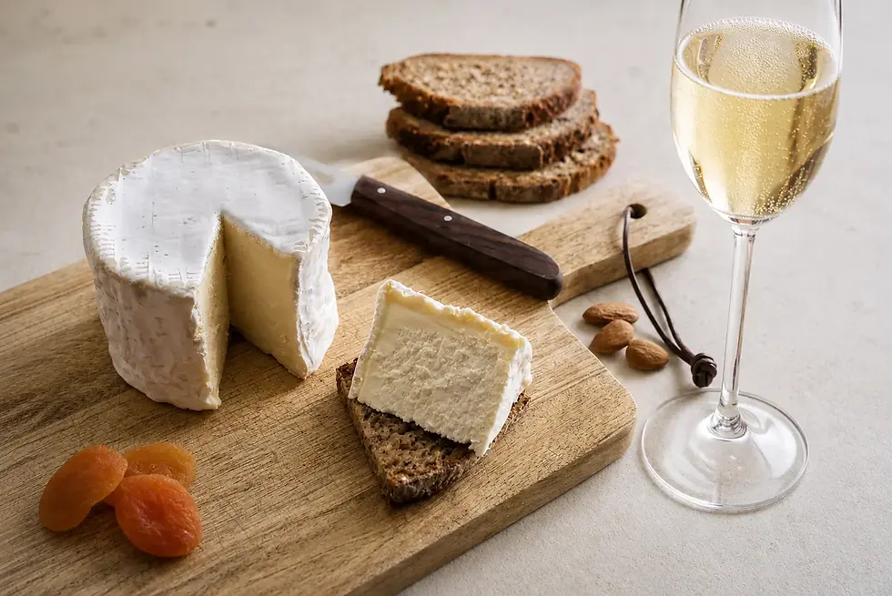 Chaource-kaas, streekbrood, gedroogde abrikozen en een glas champagne — streekproducten uit de Aube, geproefd bij La Découverte Trouvée