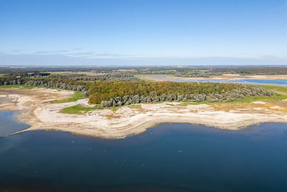 Luchtfoto van het zandstrand en schiereiland aan Lac du Temple in het Champagnemeren-gebied, nabij La Découverte Trouvée